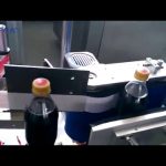 Автоматическая этикетировочная машина для бутылок колы