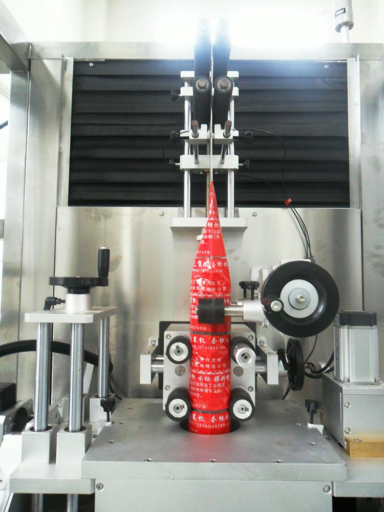 Автоматическая этикетировочная машина с термоусадочной муфтой для пластиковых бутылок с водой
